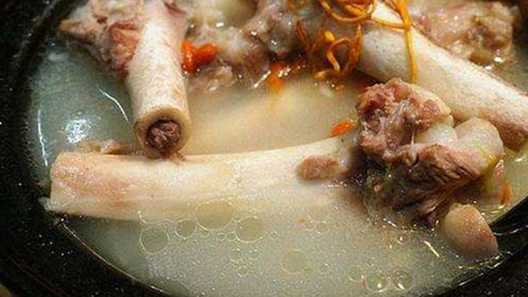 Cậu b&eacute; 5 tuổi m&aacute;u 