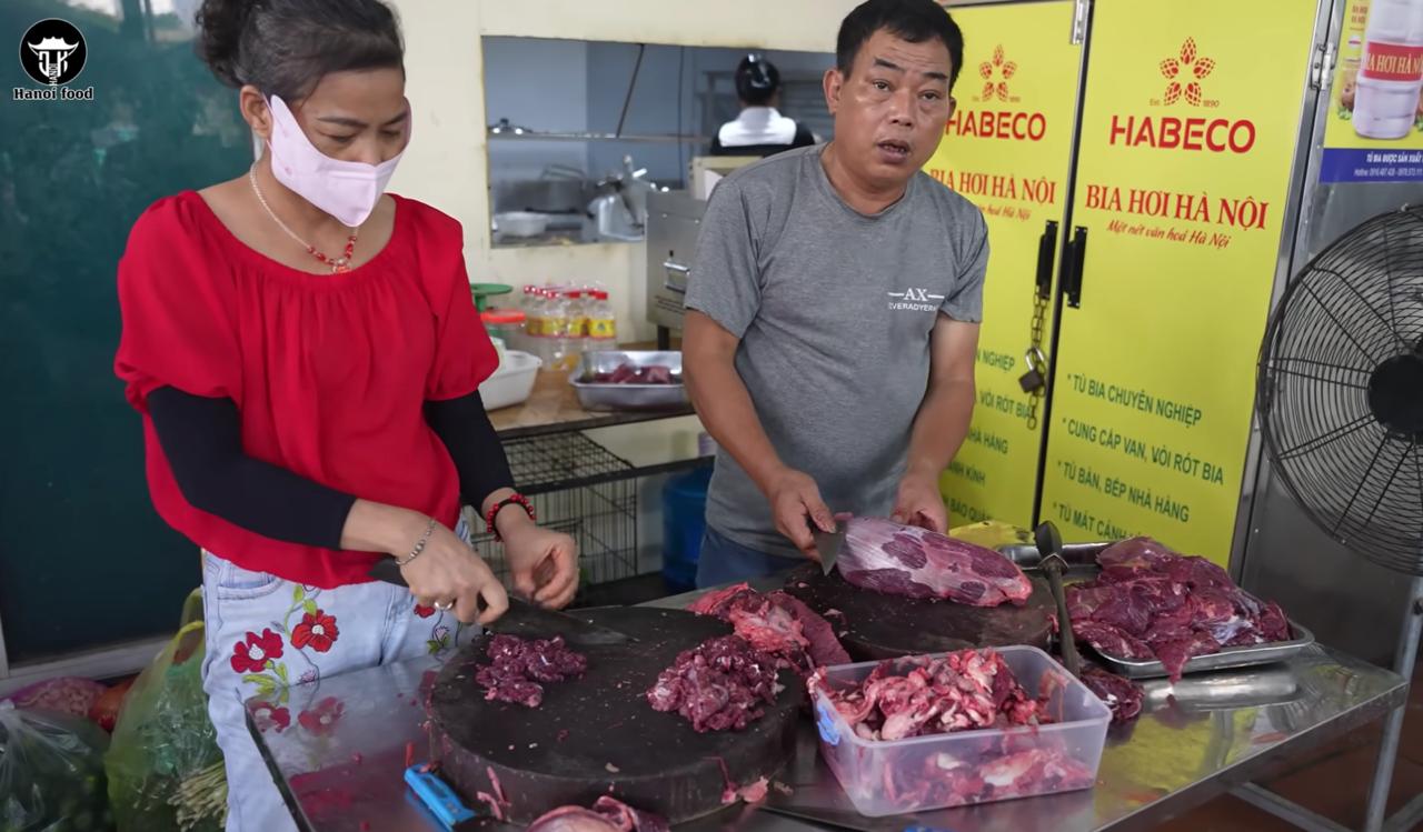 Phở tr&acirc;u H&agrave; Nội: Qu&aacute;n ăn đ&ocirc;ng kh&aacute;ch nhất với b&aacute;t phở chỉ 40 . 000 Đồng - Ảnh 2.