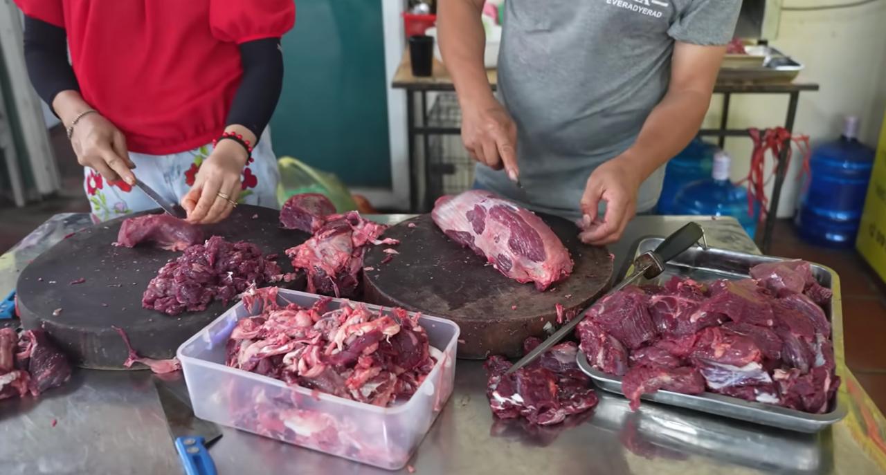 Phở tr&acirc;u H&agrave; Nội: Qu&aacute;n ăn đ&ocirc;ng kh&aacute;ch nhất với b&aacute;t phở chỉ 40 . 000 Đồng - Ảnh 4.