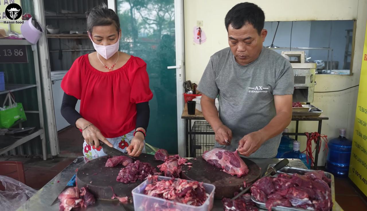 Phở tr&acirc;u H&agrave; Nội: Qu&aacute;n ăn đ&ocirc;ng kh&aacute;ch nhất với b&aacute;t phở chỉ 40 . 000 Đồng - Ảnh 3.