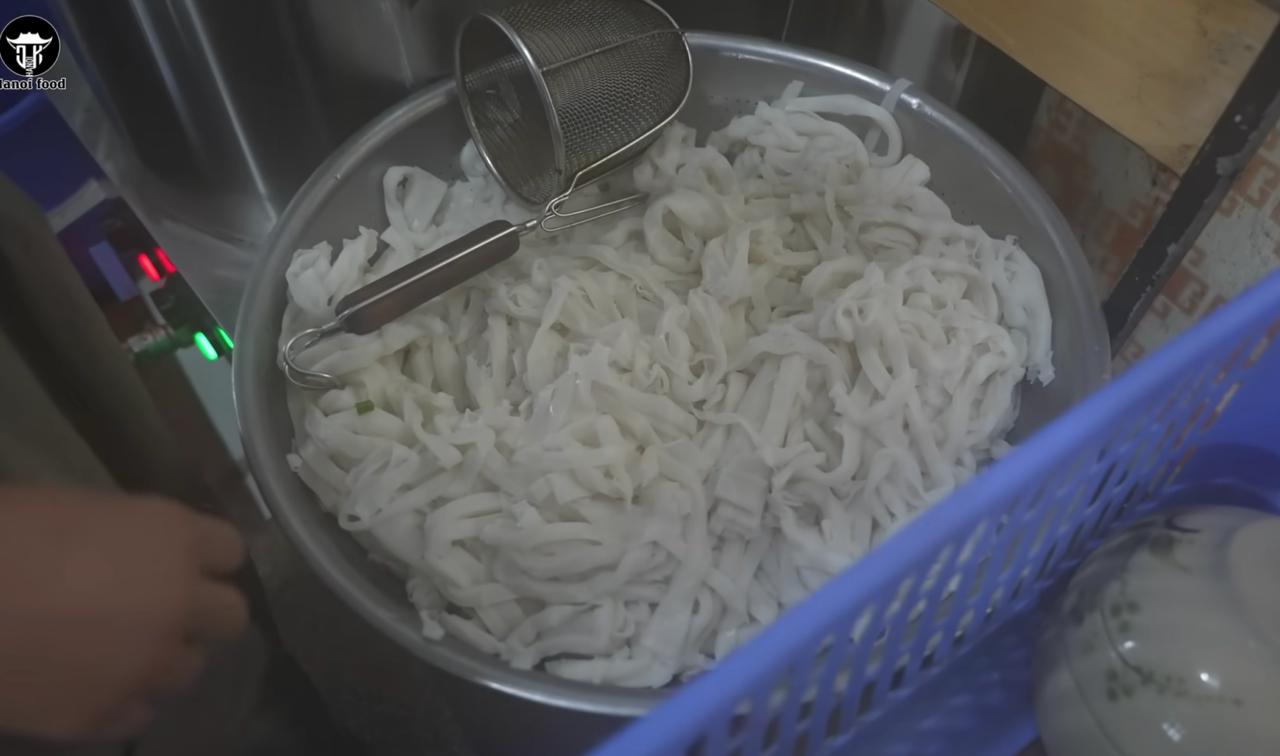 Phở tr&acirc;u H&agrave; Nội: Qu&aacute;n ăn đ&ocirc;ng kh&aacute;ch nhất với b&aacute;t phở chỉ 40 . 000 Đồng - Ảnh 9.