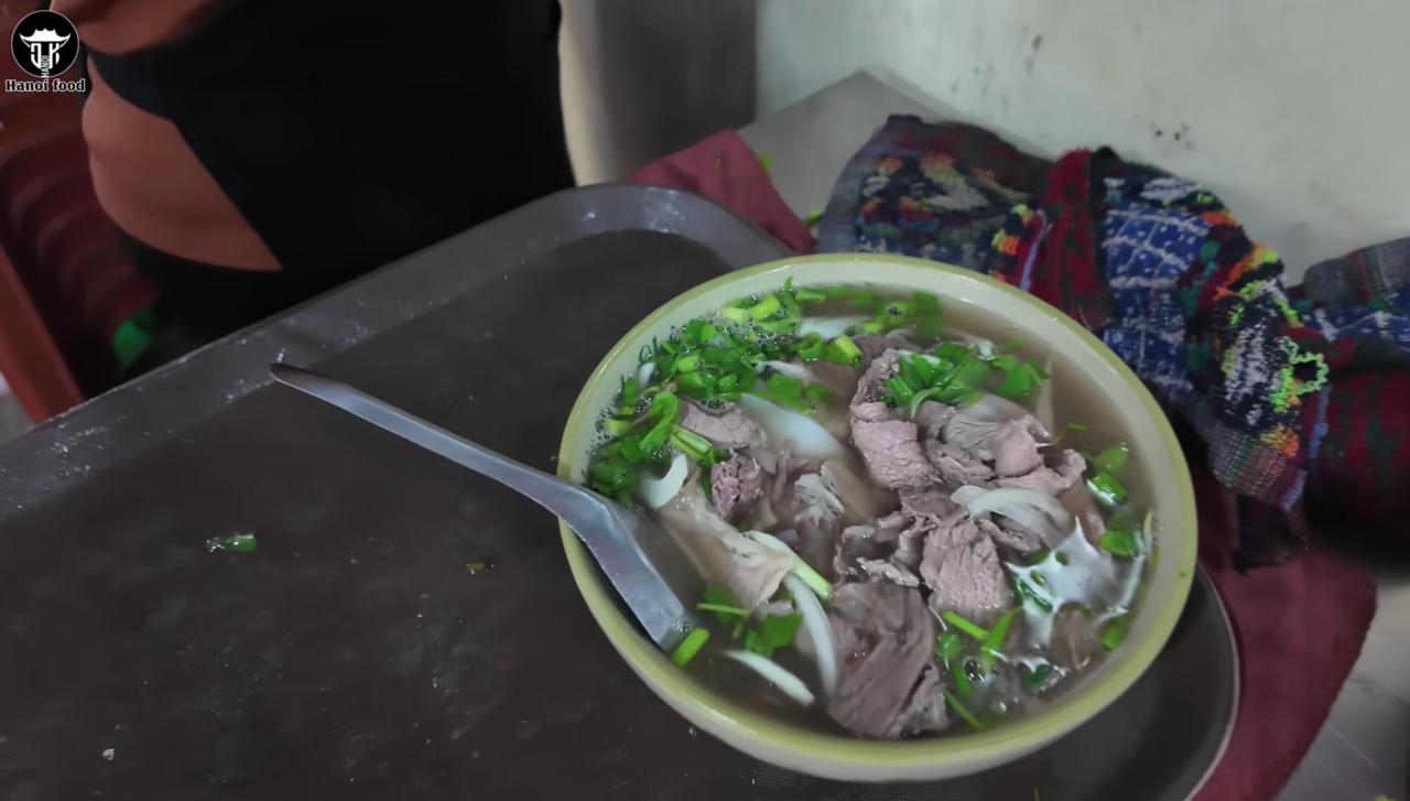 Phở tr&acirc;u H&agrave; Nội: Qu&aacute;n ăn đ&ocirc;ng kh&aacute;ch nhất với b&aacute;t phở chỉ 40 . 000 Đồng - Ảnh 10.