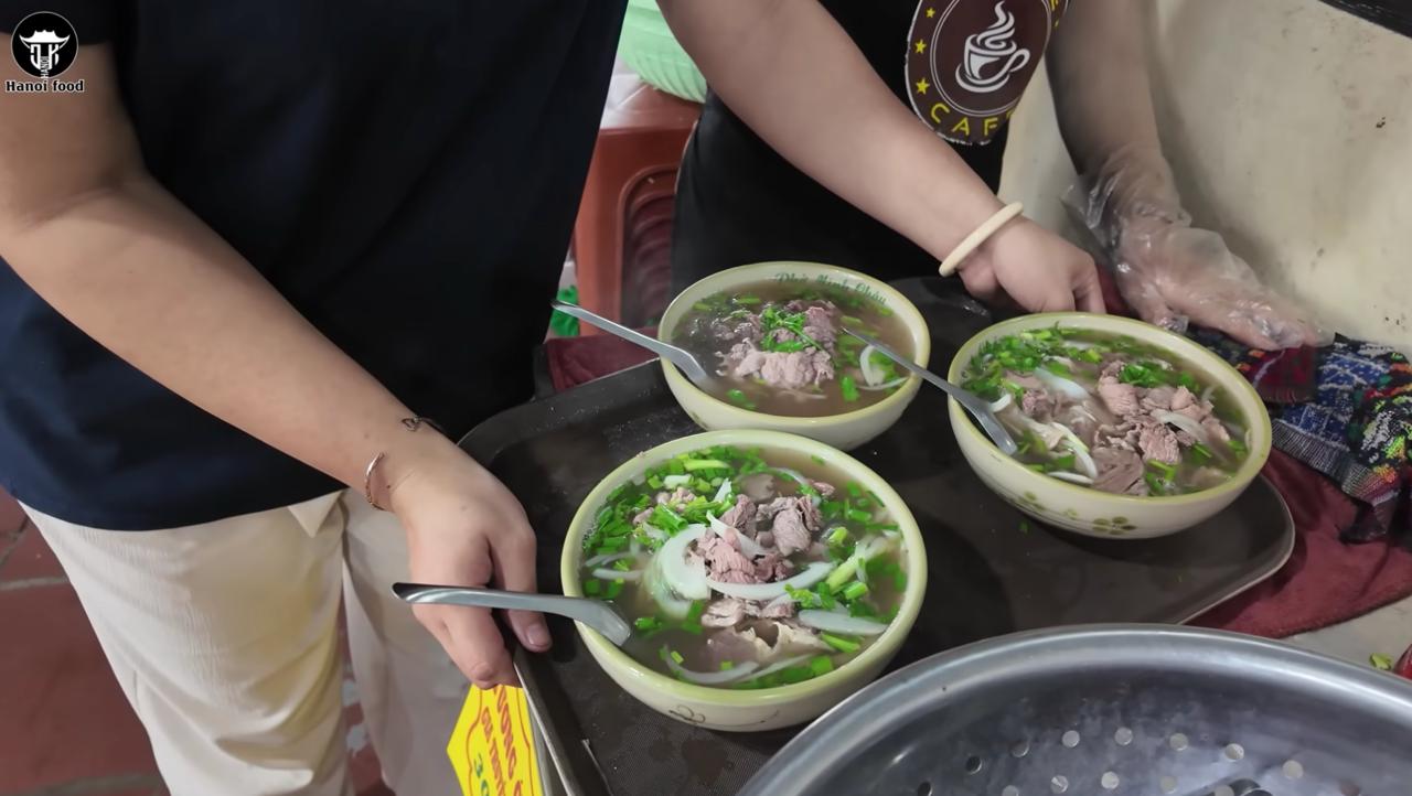 Phở tr&acirc;u H&agrave; Nội: Qu&aacute;n ăn đ&ocirc;ng kh&aacute;ch nhất với b&aacute;t phở chỉ 40 . 000 Đồng - Ảnh 11.