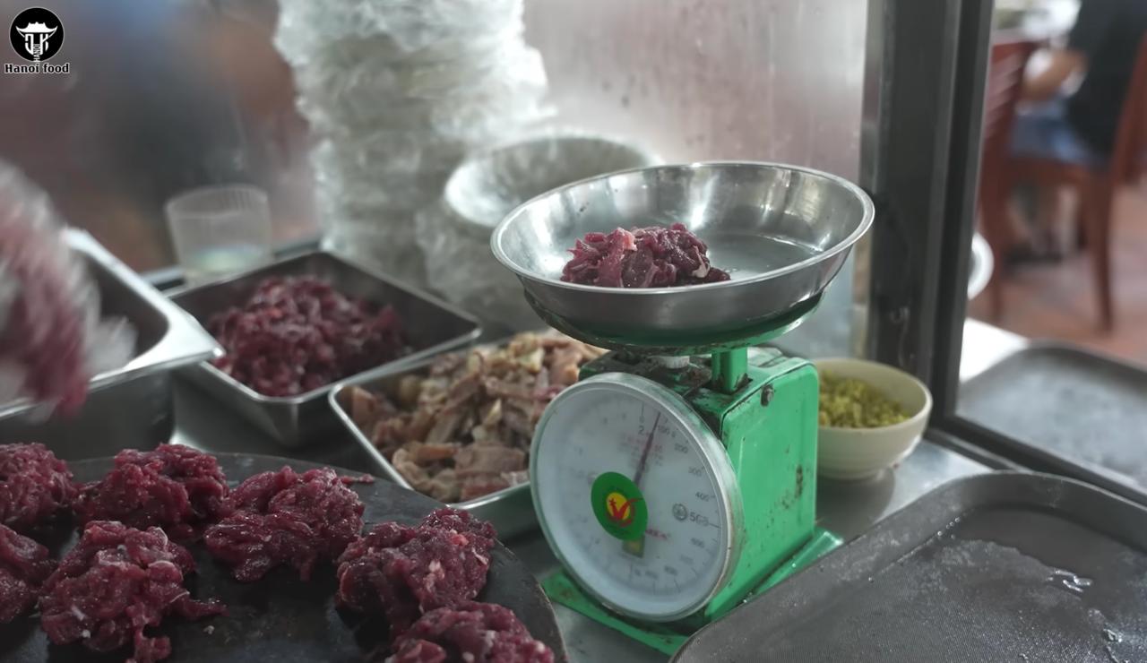 Phở tr&acirc;u H&agrave; Nội: Qu&aacute;n ăn đ&ocirc;ng kh&aacute;ch nhất với b&aacute;t phở chỉ 40 . 000 Đồng - Ảnh 7.