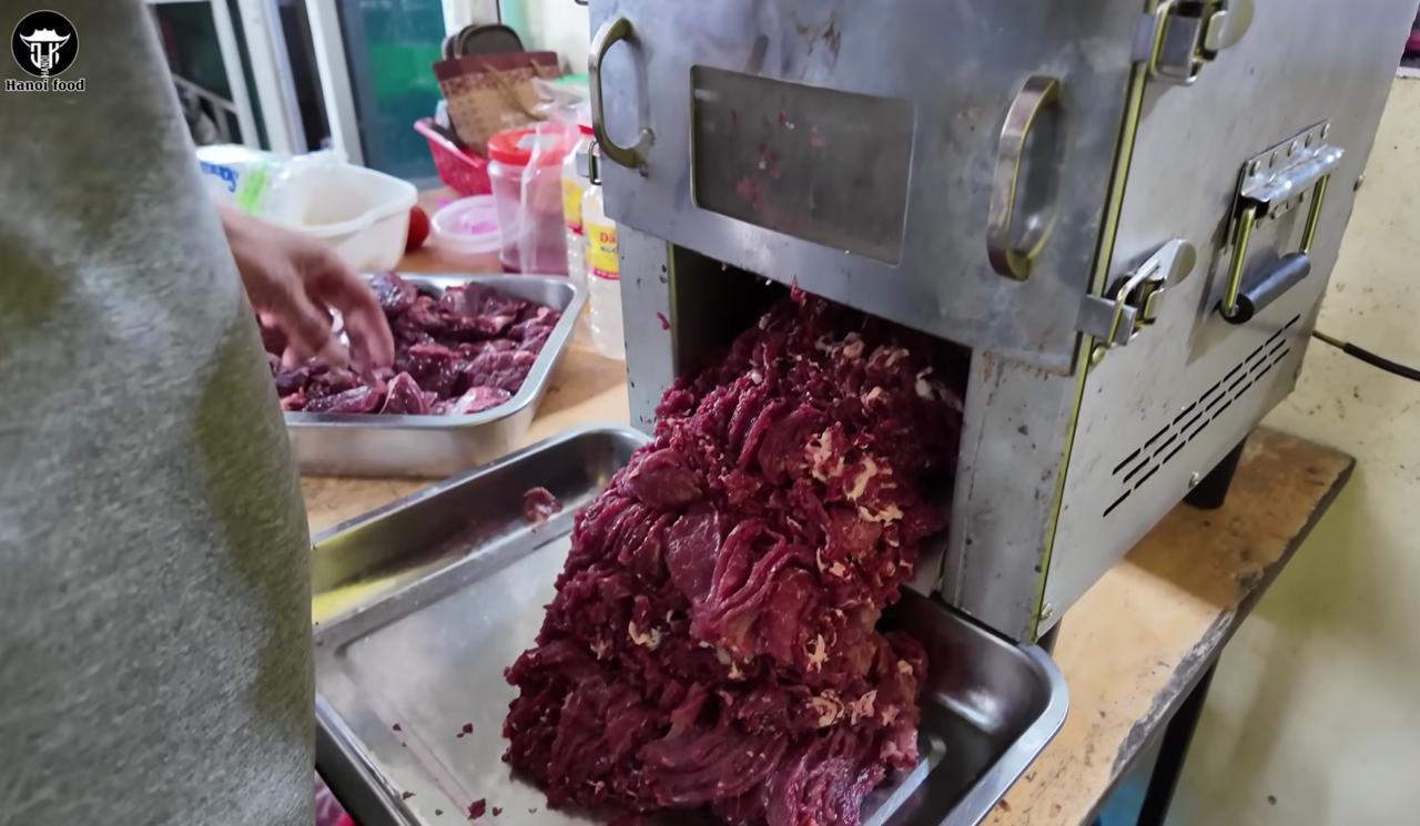 Phở tr&acirc;u H&agrave; Nội: Qu&aacute;n ăn đ&ocirc;ng kh&aacute;ch nhất với b&aacute;t phở chỉ 40 . 000 Đồng - Ảnh 5.