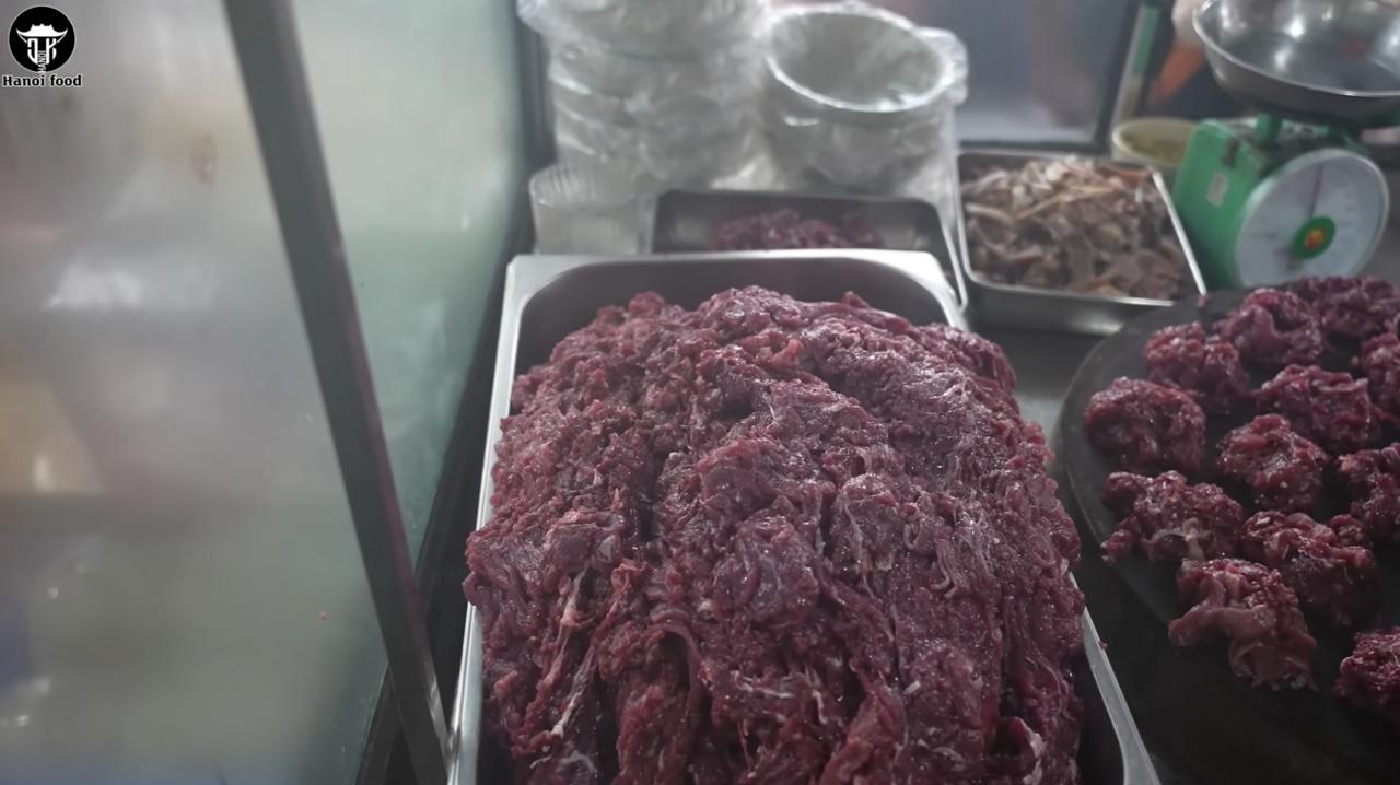 Phở tr&acirc;u H&agrave; Nội: Qu&aacute;n ăn đ&ocirc;ng kh&aacute;ch nhất với b&aacute;t phở chỉ 40 . 000 Đồng - Ảnh 8.