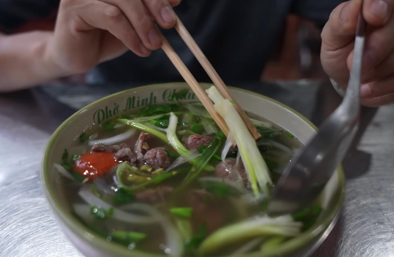 Phở tr&acirc;u H&agrave; Nội: Qu&aacute;n ăn đ&ocirc;ng kh&aacute;ch nhất với b&aacute;t phở chỉ 40 . 000 Đồng - Ảnh 12.