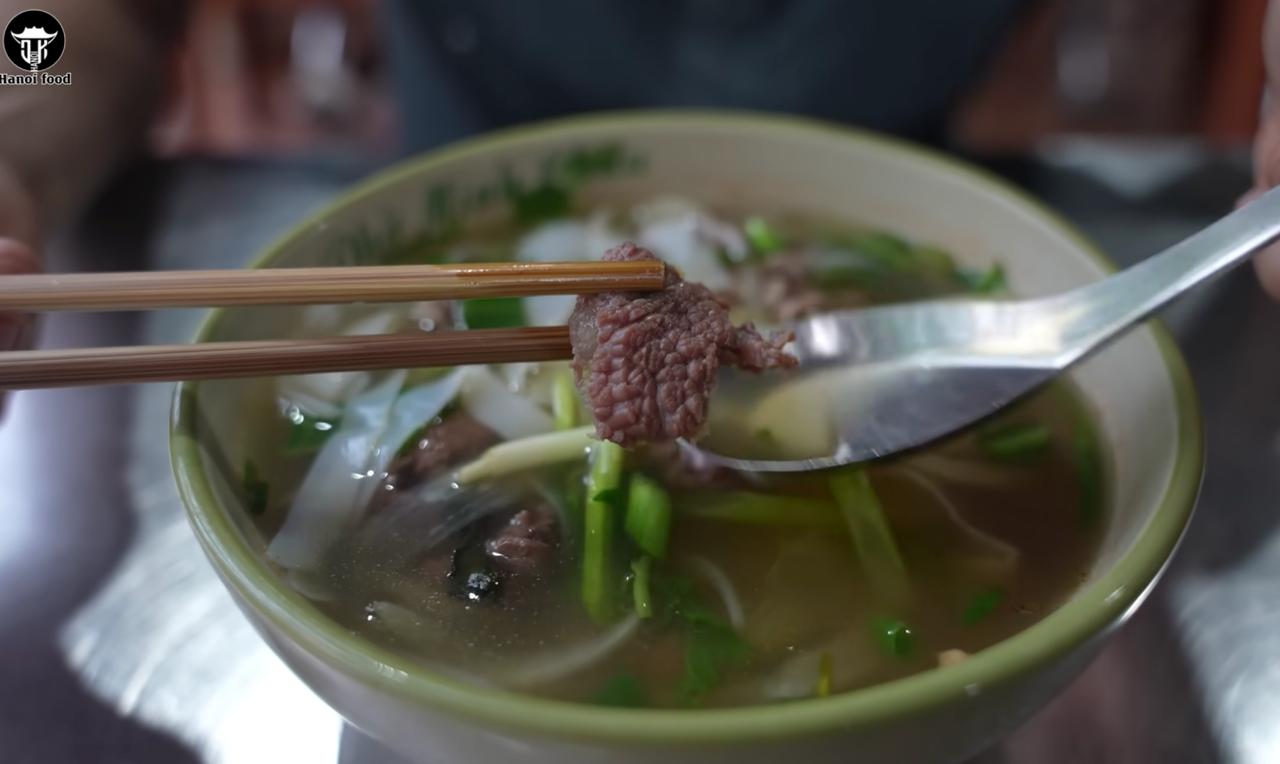 Phở tr&acirc;u H&agrave; Nội: Qu&aacute;n ăn đ&ocirc;ng kh&aacute;ch nhất với b&aacute;t phở chỉ 40 . 000 Đồng - Ảnh 13.