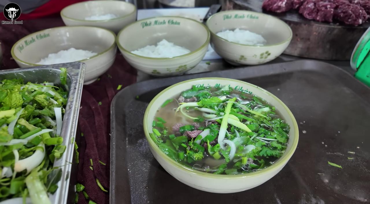 Phở tr&acirc;u H&agrave; Nội: Qu&aacute;n ăn đ&ocirc;ng kh&aacute;ch nhất với b&aacute;t phở chỉ 40 . 000 Đồng - Ảnh 14.