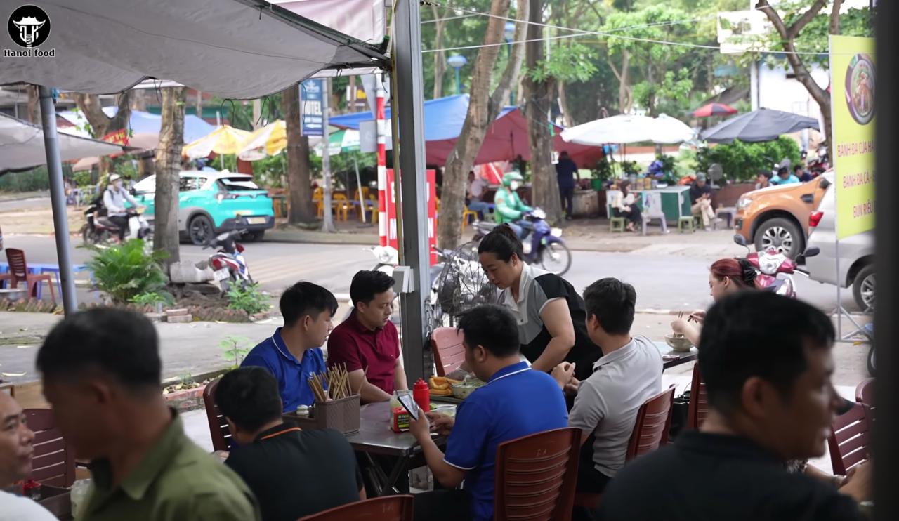 Phở tr&acirc;u H&agrave; Nội: Qu&aacute;n ăn đ&ocirc;ng kh&aacute;ch nhất với b&aacute;t phở chỉ 40 . 000 Đồng - Ảnh 15.