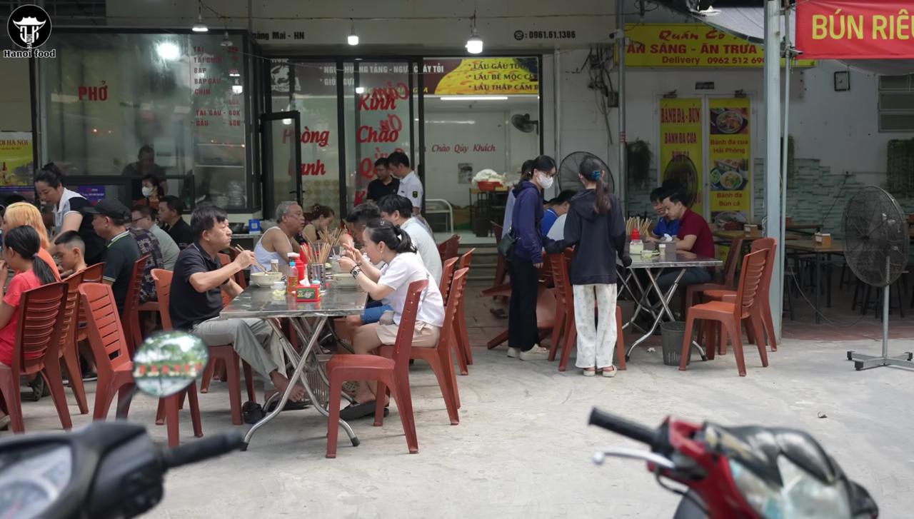 Phở tr&acirc;u H&agrave; Nội: Qu&aacute;n ăn đ&ocirc;ng kh&aacute;ch nhất với b&aacute;t phở chỉ 40 . 000 Đồng - Ảnh 1.