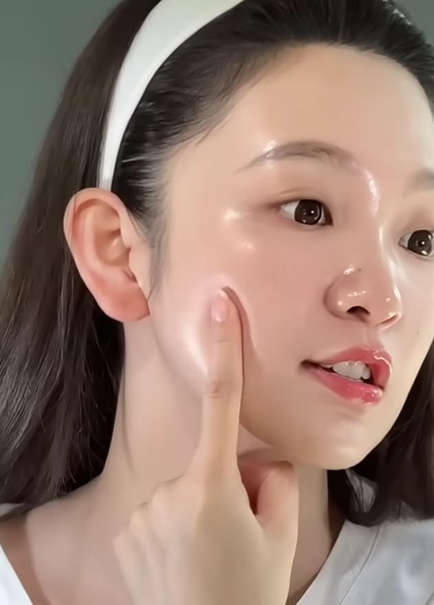 B&aacute;c sĩ thẩm mỹ khuyến c&aacute;o thận trọng với một số loại kem chống nắng h&oacute;a học - Ảnh 2.