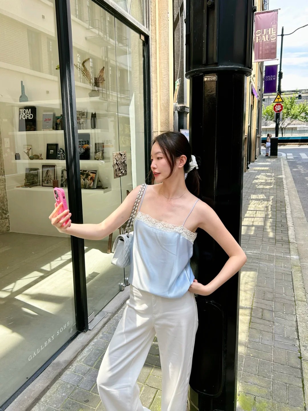 Kh&ocirc;ng cần v&aacute;y v&oacute;c cầu kỳ, set đồ xanh pastel n&agrave;y đủ gi&uacute;p bạn nổi bật trong mọi buổi hẹn cuối tuần - Ảnh 8.