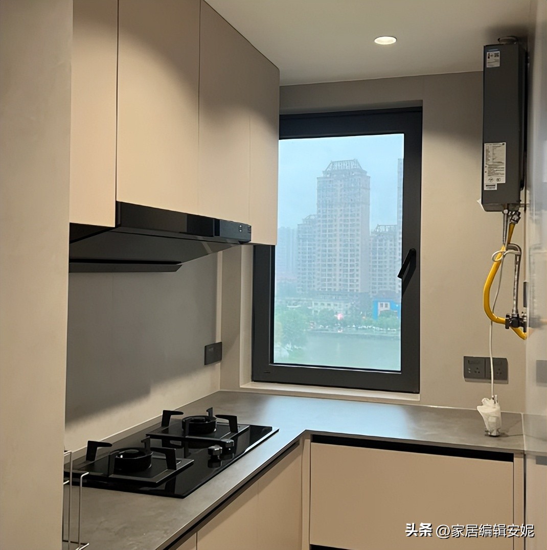 C&oacute; n&ecirc;n mở cửa sổ khi bật m&aacute;y h&uacute;t m&ugrave;i? Chuy&ecirc;n gia chỉ ra sai lầm nhiều gia đ&igrave;nh mắc phải, c&agrave;ng đ&oacute;ng k&iacute;n c&agrave;ng h&uacute;t kh&oacute;i k&eacute;m - Ảnh 1.