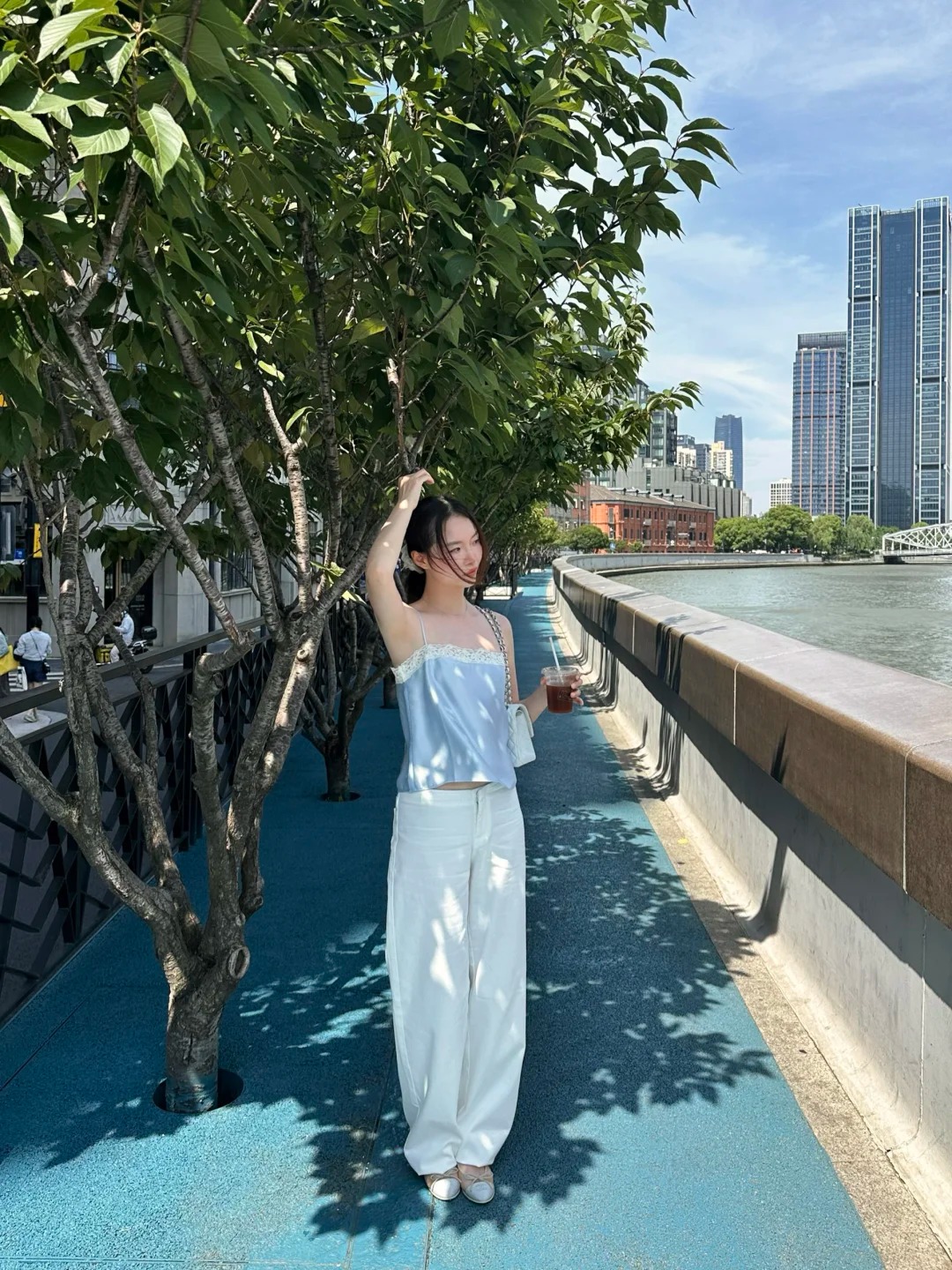 Kh&ocirc;ng cần v&aacute;y v&oacute;c cầu kỳ, set đồ xanh pastel n&agrave;y đủ gi&uacute;p bạn nổi bật trong mọi buổi hẹn cuối tuần - Ảnh 6.