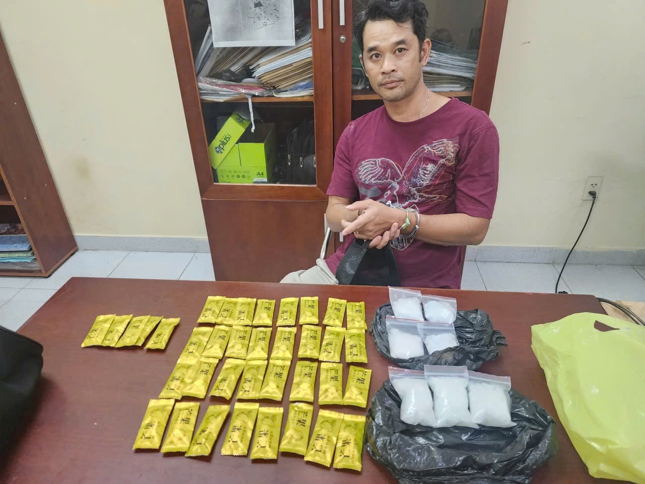 Bắt vợ chồng &ocirc;ng tr&ugrave;m Nguyễn Hữu Hu&acirc;n trong đường d&acirc;y ma t&uacute;y Etomidate tinh vi - Ảnh 2.