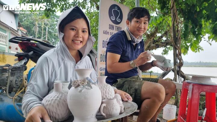 Những thợ trẻ hồi sinh l&agrave;ng gốm Thanh H&agrave; 500 năm tuổi Giữa d&ograve;ng chảy hiện đại - Ảnh 1.