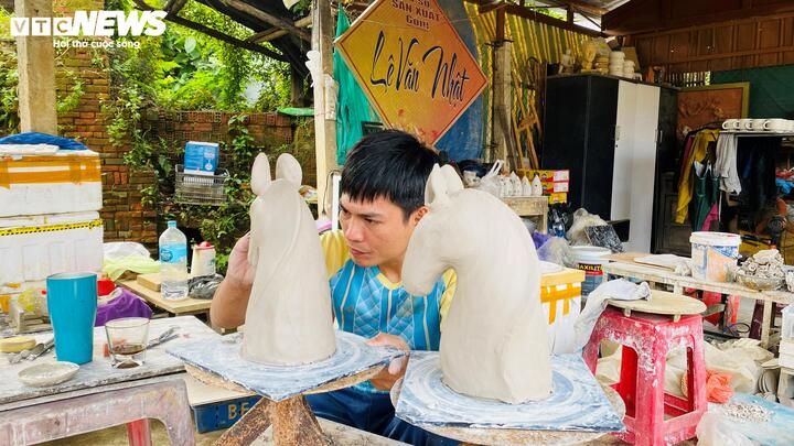 Những thợ trẻ hồi sinh l&agrave;ng gốm Thanh H&agrave; 500 năm tuổi Giữa d&ograve;ng chảy hiện đại - Ảnh 3.