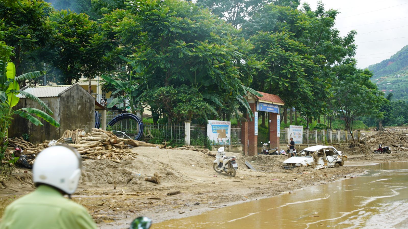 Nỗi đau của người cha sống s&oacute;t sau trận lũ qu&eacute;t ở Lai Ch&acirc;u - Ảnh 3.