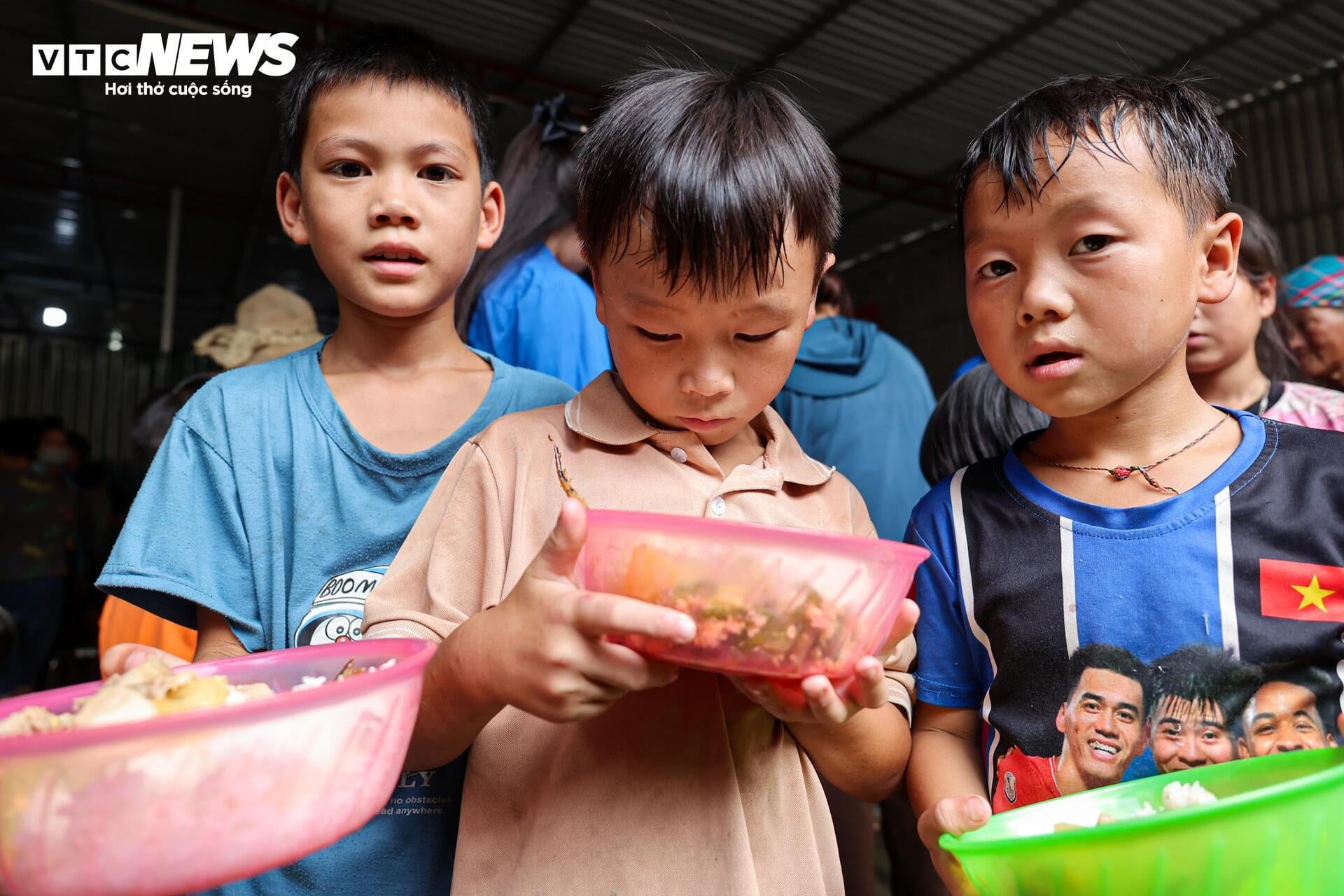 Những bếp ăn 0 đồng thắp s&aacute;ng Hy vọng cho người d&acirc;n Lai Ch&acirc;u sau lũ dữ - Ảnh 19.