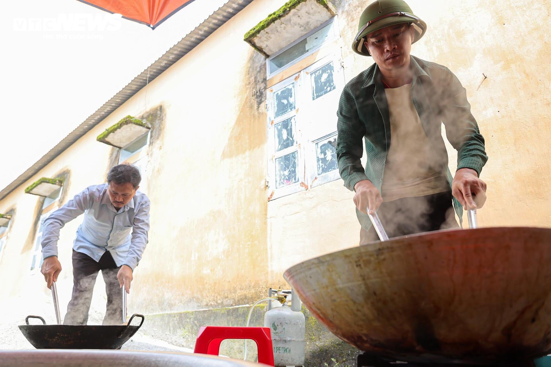 Những bếp ăn 0 đồng thắp s&aacute;ng Hy vọng cho người d&acirc;n Lai Ch&acirc;u sau lũ dữ - Ảnh 13.