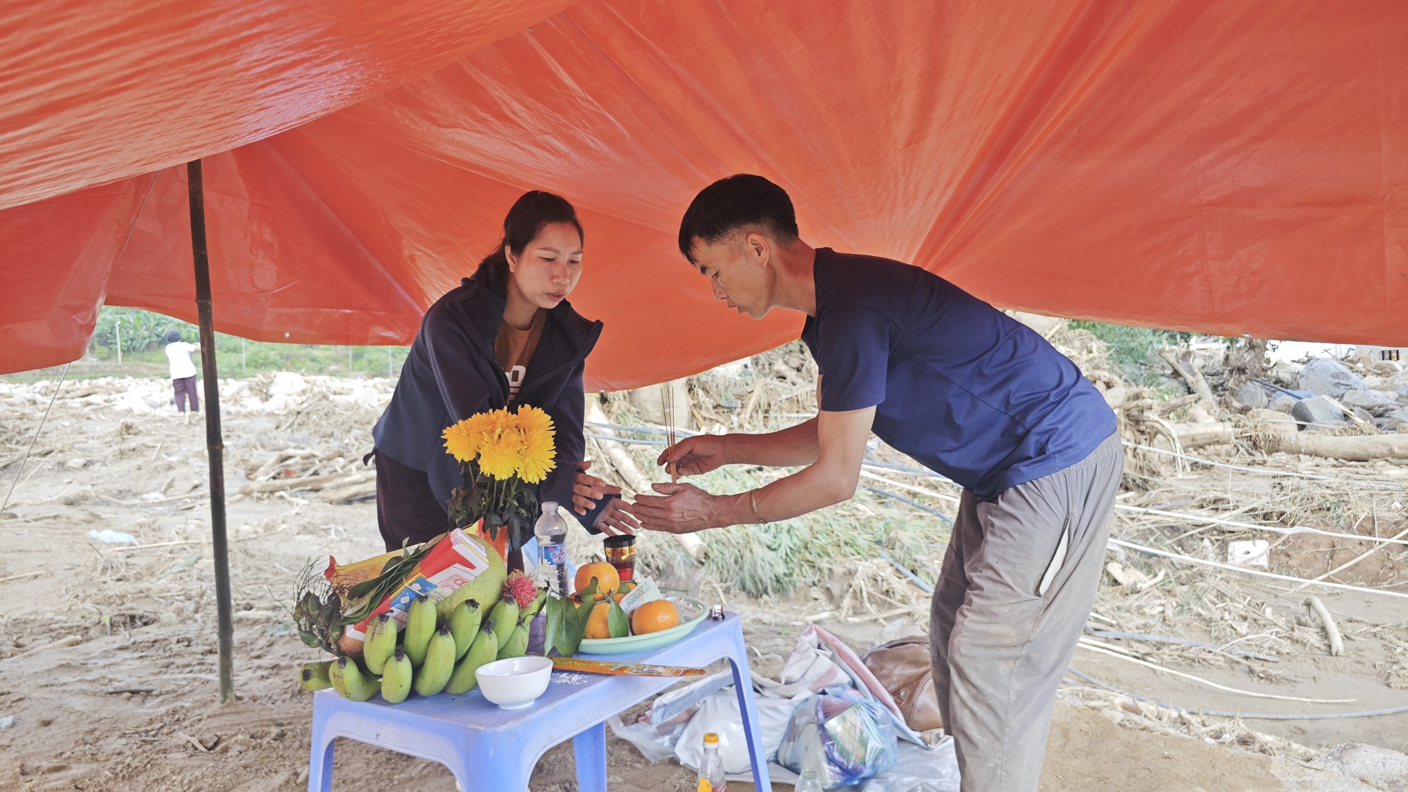Cảnh tượng xót xa ở Mường Than sau lũ quét: Chờ đợi người thân trở về - Ảnh 10. Cảnh tượng xót xa ở Mường Than sau lũ quét: Chờ đợi người thân trở về - Ảnh 10.