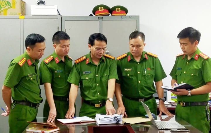 Triệt ph&aacute; đường d&acirc;y sản xuất nước hoa giả tr&ecirc;n Shopee , khởi tố 13 người - Ảnh 1.