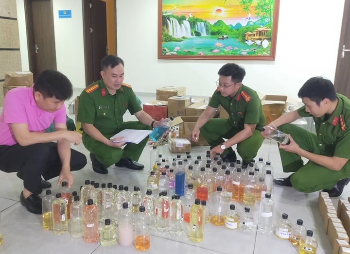 Triệt ph&aacute; đường d&acirc;y sản xuất nước hoa giả tr&ecirc;n Shopee , khởi tố 13 người - Ảnh 2.