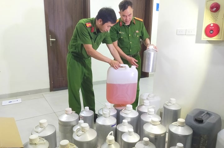 Triệt ph&aacute; đường d&acirc;y sản xuất nước hoa giả tr&ecirc;n Shopee , khởi tố 13 người - Ảnh 4.