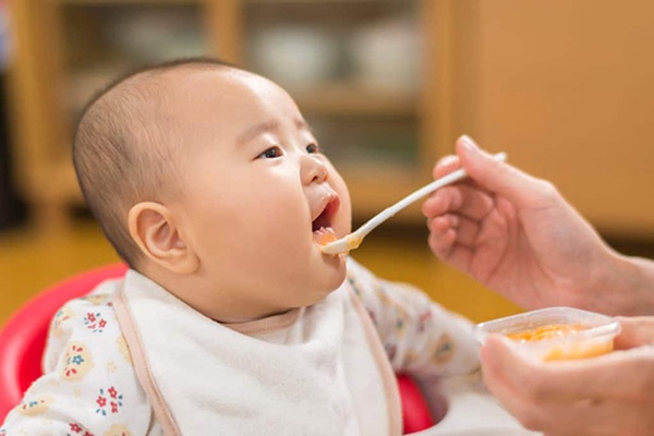 4 kiểu cho ăn làm hỏng dạ dày của con nhưng nhiều mẹ vẫn vô tư làm - Ảnh 2.