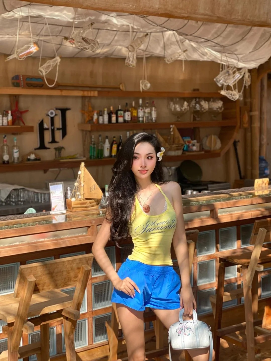 M&ugrave;a h&egrave; n&agrave;y, h&atilde;y thử c&ocirc;ng thức phối m&agrave;u v&agrave;ng bơ v&agrave; xanh da trời: Nhẹ nh&agrave;ng, sang trọng nhưng vẫn đủ nổi bật - Ảnh 6.
