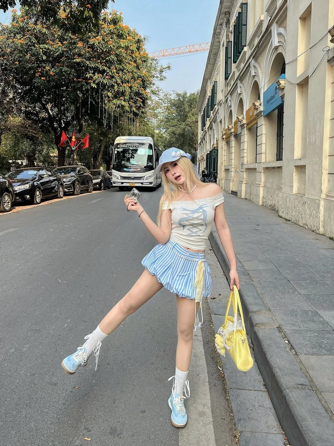 M&ugrave;a h&egrave; n&agrave;y, h&atilde;y thử c&ocirc;ng thức phối m&agrave;u v&agrave;ng bơ v&agrave; xanh da trời: Nhẹ nh&agrave;ng, sang trọng nhưng vẫn đủ nổi bật - Ảnh 5.