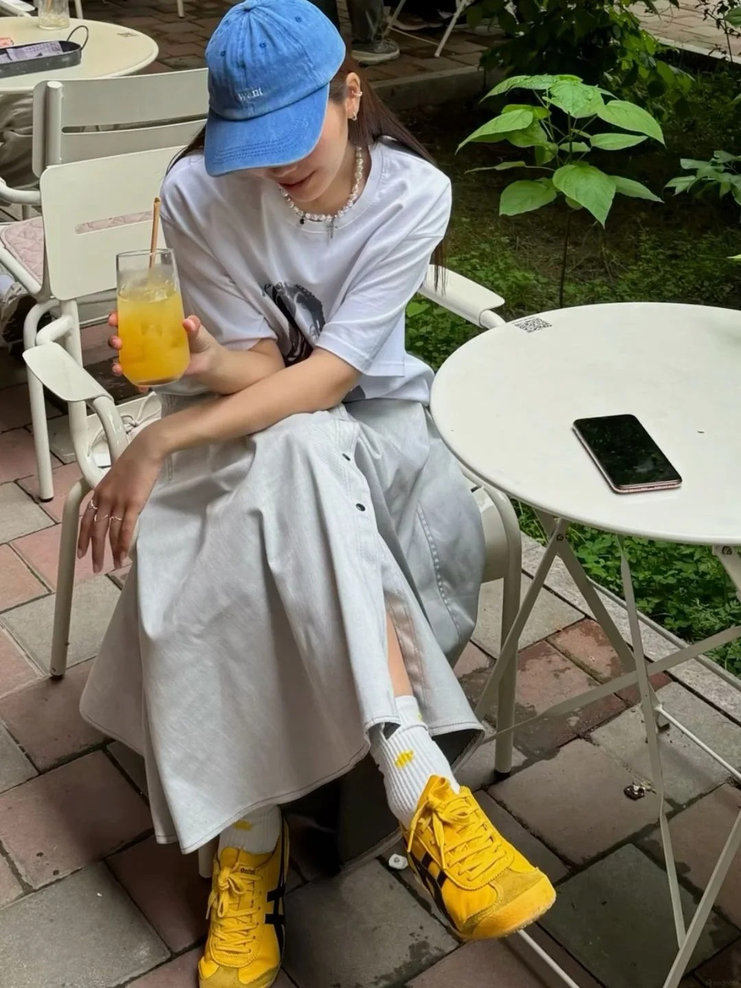 M&ugrave;a h&egrave; n&agrave;y, h&atilde;y thử c&ocirc;ng thức phối m&agrave;u v&agrave;ng bơ v&agrave; xanh da trời: Nhẹ nh&agrave;ng, sang trọng nhưng vẫn đủ nổi bật - Ảnh 4.