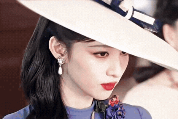 Nh&igrave;n Vương Sở Nhi&ecirc;n mới thấy IU chỉ như đứa trẻ con mặc trộm đồ của người lớn- Ảnh 2.
