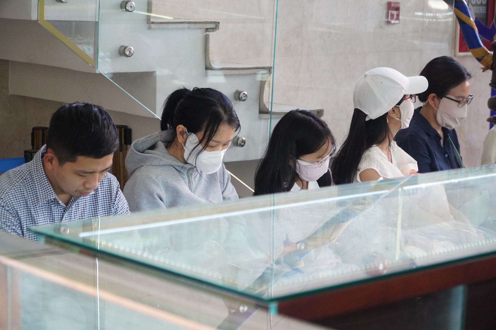 Người dân đổ về SJC 420 Nguyễn Thị Minh Khai sau thông báo mới nhất về giá vàng - Ảnh 6. Người dân đổ về SJC 420 Nguyễn Thị Minh Khai sau thông báo mới nhất về giá vàng - Ảnh 6.