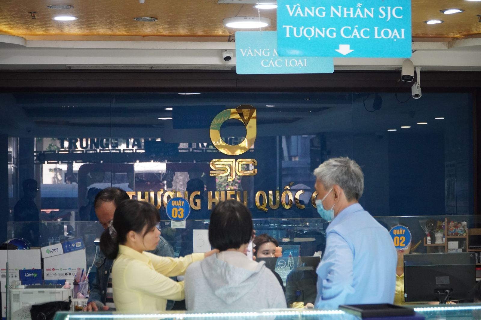 Người dân đổ về SJC 420 Nguyễn Thị Minh Khai sau thông báo mới nhất về giá vàng - Ảnh 5. Người dân đổ về SJC 420 Nguyễn Thị Minh Khai sau thông báo mới nhất về giá vàng - Ảnh 5.
