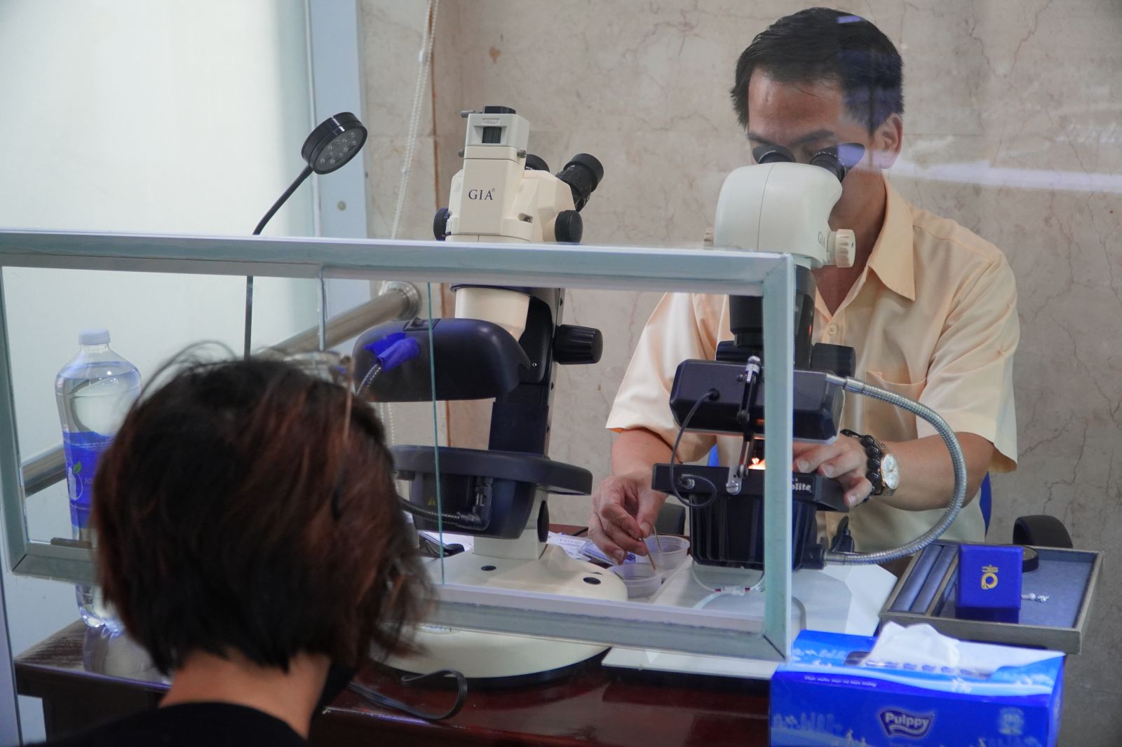 Người dân đổ về SJC 420 Nguyễn Thị Minh Khai sau thông báo mới nhất về giá vàng - Ảnh 7. Người dân đổ về SJC 420 Nguyễn Thị Minh Khai sau thông báo mới nhất về giá vàng - Ảnh 7.