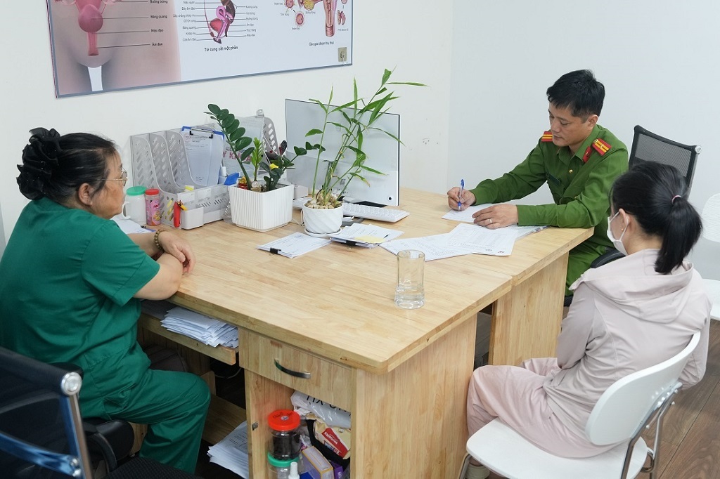 Khởi tố Tạ Thị Cẩm V&acirc;n v&agrave; nh&oacute;m lừa đảo tại ph&ograve;ng kh&aacute;m đa khoa Y học Nghệ An - Ảnh 3.