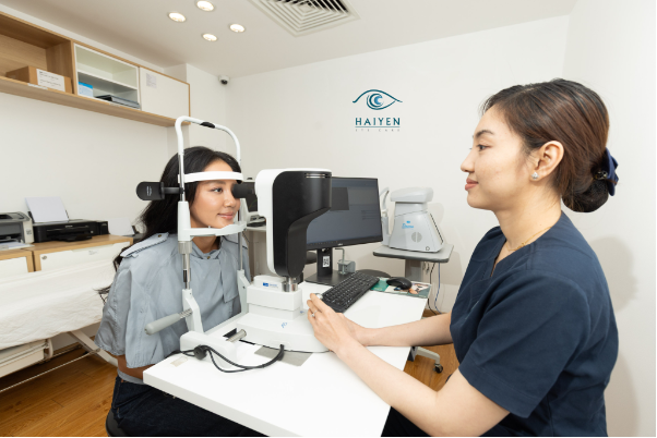 Văn Mai Hương chia sẻ l&yacute; do quyết định phẫu thuật kh&uacute;c xạ sau nhiều năm đeo k&iacute;nh &aacute;p tr&ograve;ng - Ảnh 3.
