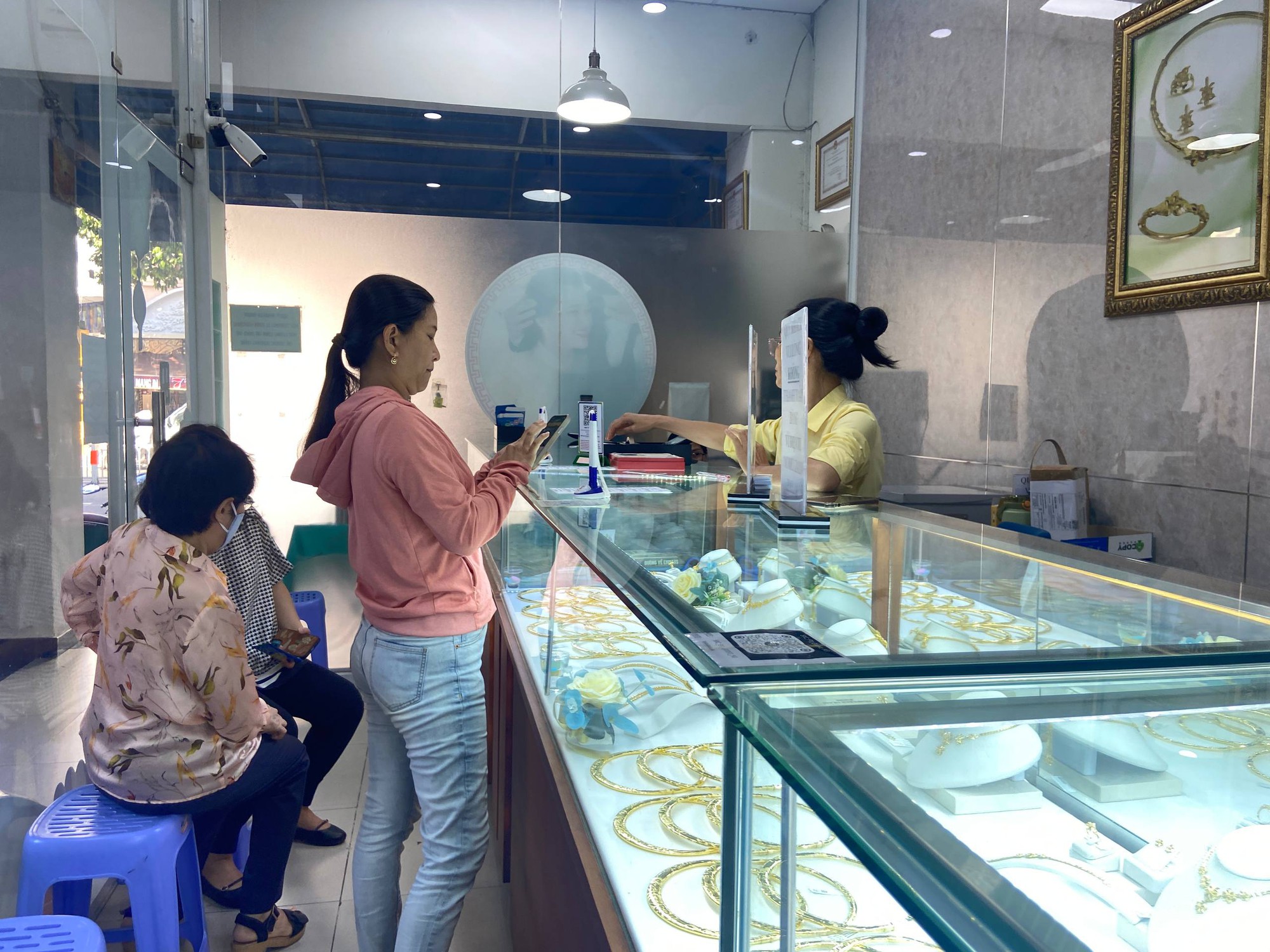 Người dân đổ về SJC 420 Nguyễn Thị Minh Khai sau thông báo mới nhất về giá vàng - Ảnh 3. Người dân đổ về SJC 420 Nguyễn Thị Minh Khai sau thông báo mới nhất về giá vàng - Ảnh 3.