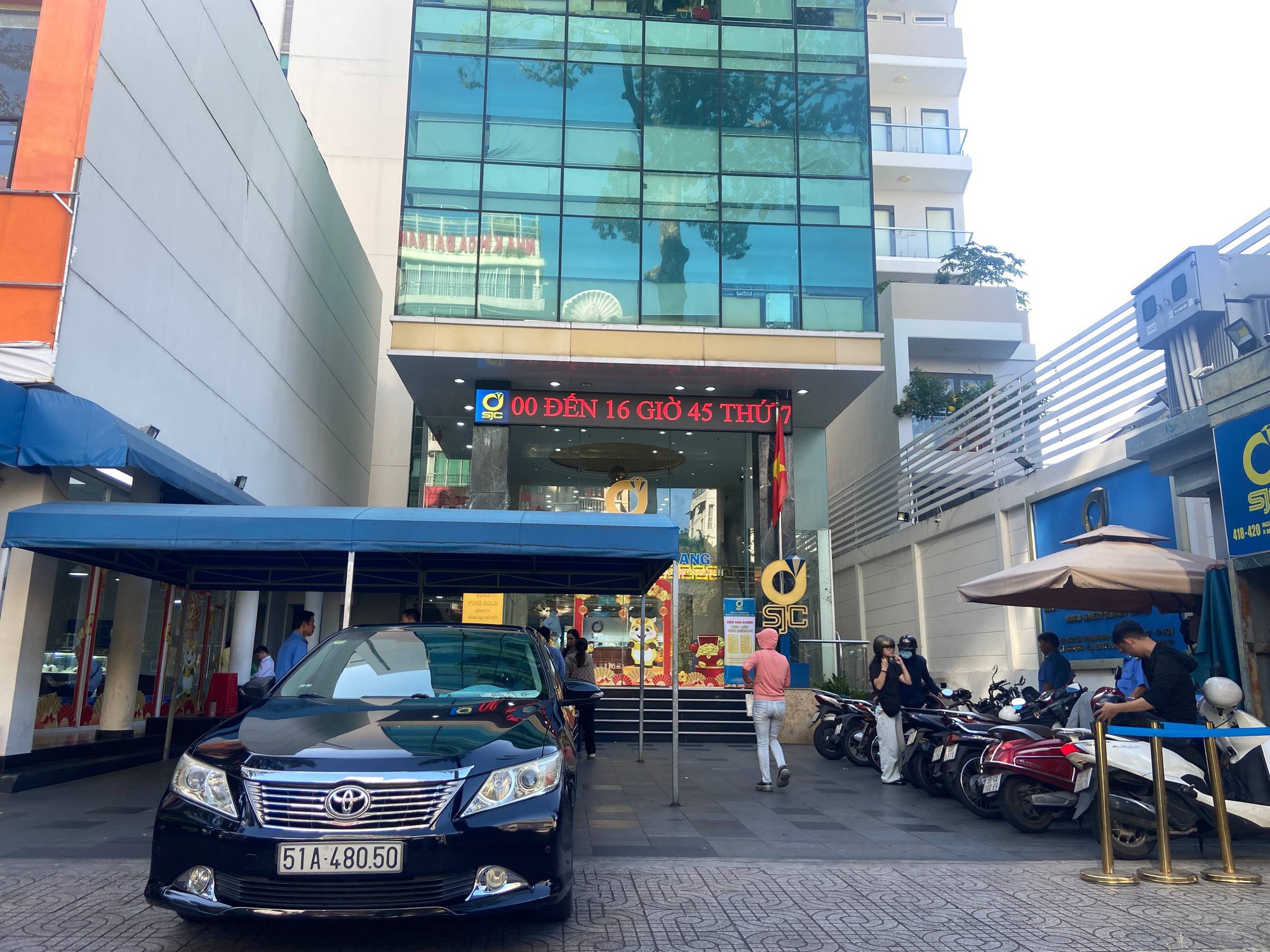 Người dân đổ về SJC 420 Nguyễn Thị Minh Khai sau thông báo mới nhất về giá vàng - Ảnh 4. Người dân đổ về SJC 420 Nguyễn Thị Minh Khai sau thông báo mới nhất về giá vàng - Ảnh 4.