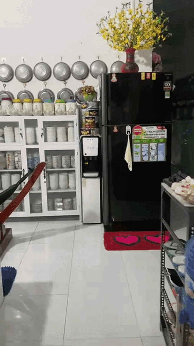 Trung b&igrave;nh căn bếp miền T&acirc;y: Nồi ni&ecirc;u xoong chảo treo &ecirc; hề, n&oacute; ngăn nắp m&agrave; n&oacute; OCD thế lại hay! - Ảnh 9.