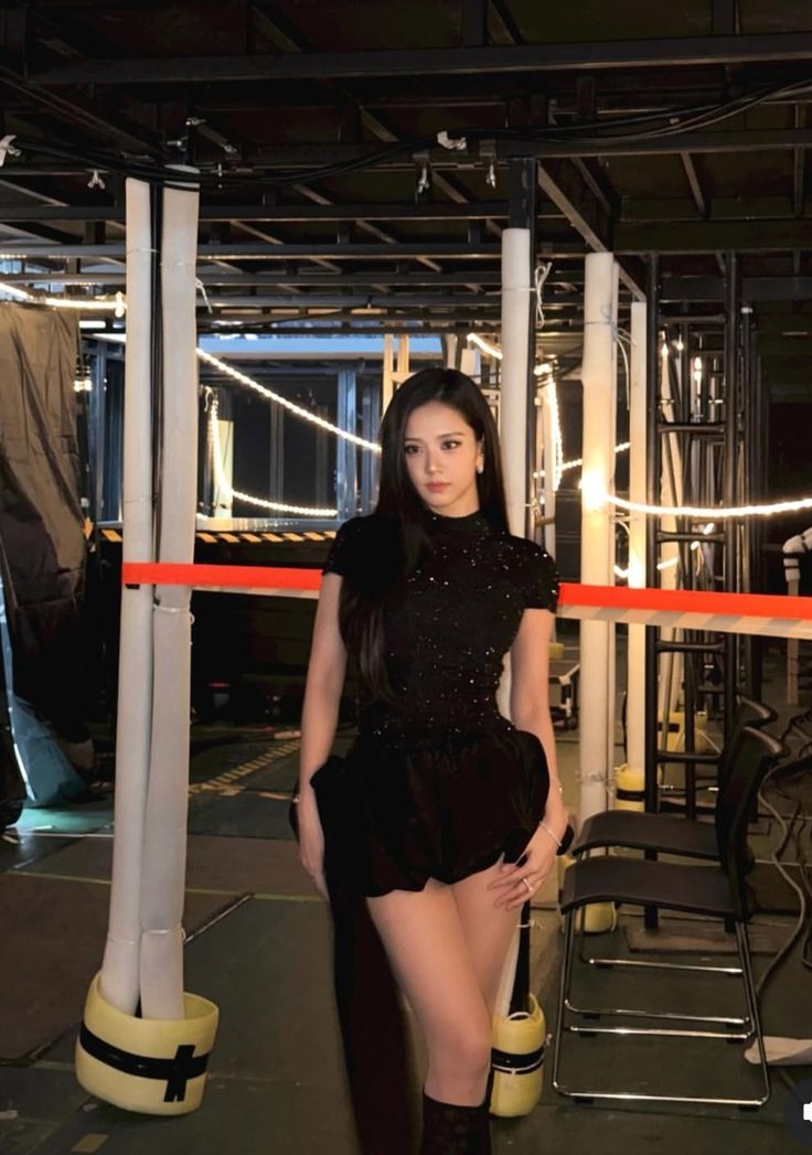 Jisoo v&agrave; nữ thần AI đại diện cho đ&ocirc;i ch&acirc;n chuẩn đẹp Kpop, cặp đ&ugrave;i 