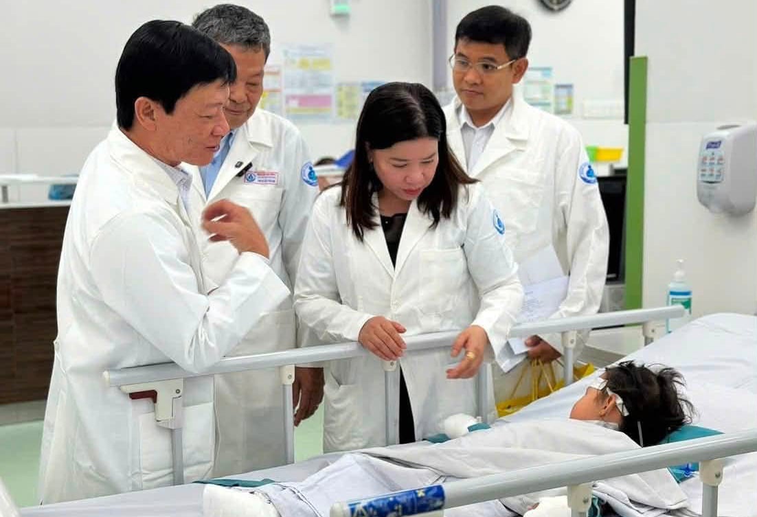 Mỗi ng&agrave;y k&eacute;o gi&atilde;n hộp sọ 1mm, b&aacute;c sĩ thay đổi gương mặt trẻ mắc dị tật hiếm gặp - Ảnh 2.