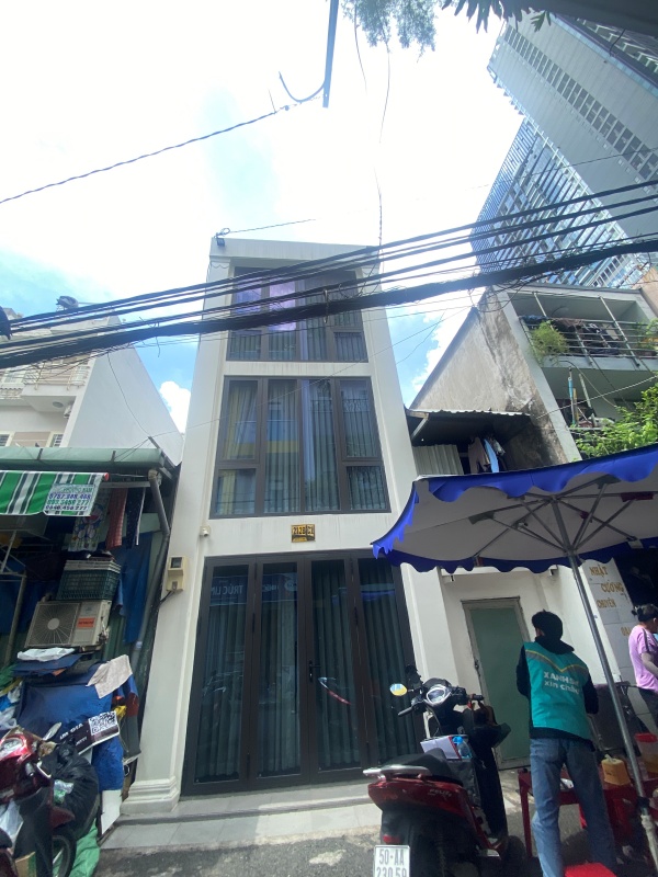 &Aacute; hậu Mỹ Duy&ecirc;n thừa nhận n&eacute;m gạch v&agrave;o nh&agrave; d&acirc;n tr&ecirc;n đường Nguyễn Tr&atilde;i - Ảnh 1.