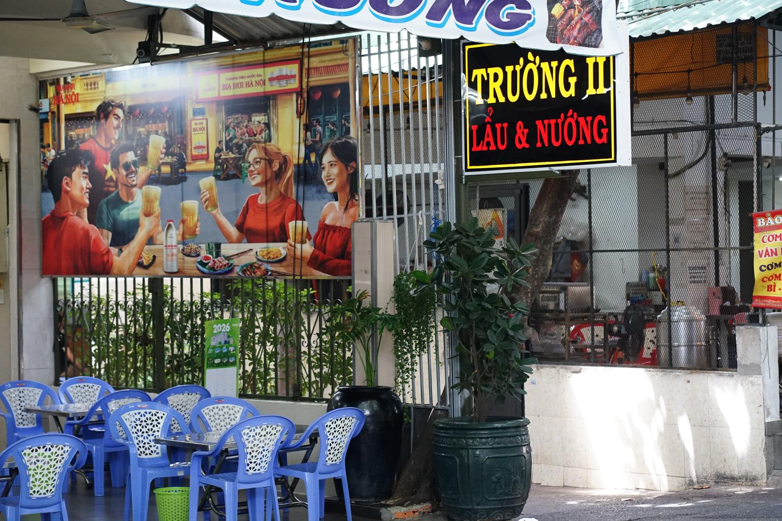 Cảnh tượng chuyển m&igrave;nh tại phố thịt ch&oacute; nổi tiếng ở TP . HCM năm 2026 - Ảnh 3.