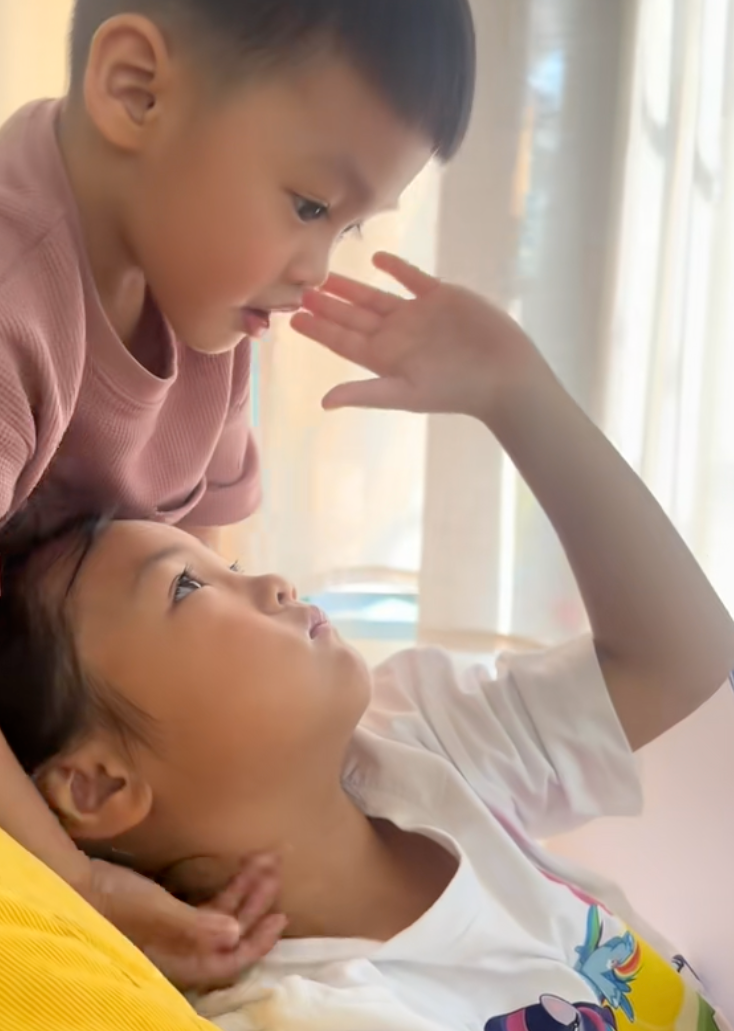 Ái nữ Cường Đô La càng lớn càng có nét mỹ nhân, em út Sutin thốt lên một câu khiến dân mạng "tan chảy": "Sao chị dễ thương thế?"- Ảnh 3.