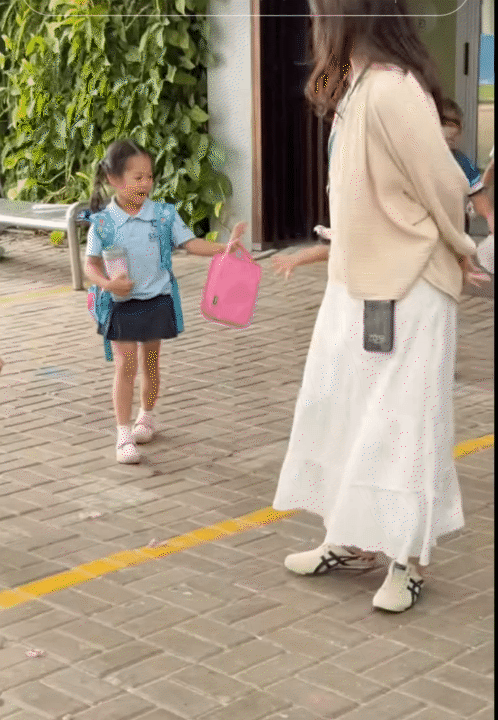 Ái nữ Cường Đô La càng lớn càng có nét mỹ nhân, em út Sutin thốt lên một câu khiến dân mạng "tan chảy": "Sao chị dễ thương thế?"- Ảnh 5.