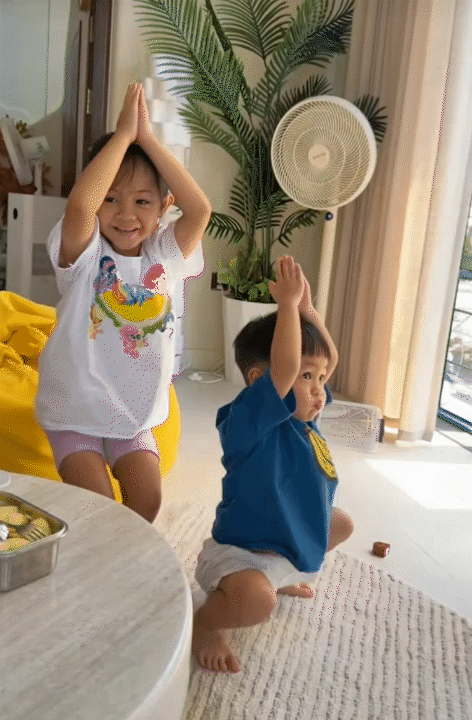 Ái nữ Cường Đô La càng lớn càng có nét mỹ nhân, em út Sutin thốt lên một câu khiến dân mạng "tan chảy": "Sao chị dễ thương thế?"- Ảnh 16.