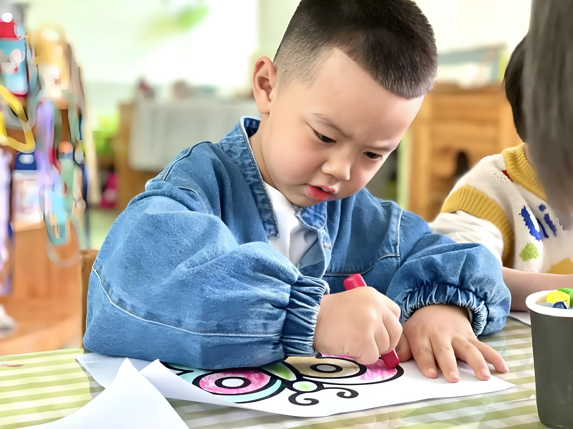 B&eacute; trai 6 tuổi vẽ tranh gia đ&igrave;nh h&agrave;i hước khiến mẹ cười ngất tại trường mầm non - Ảnh 2.